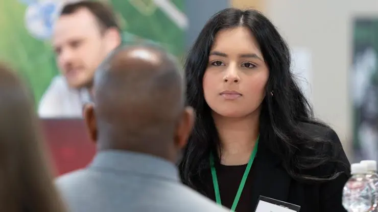 A learner talks to an employer in a speed pitching session.