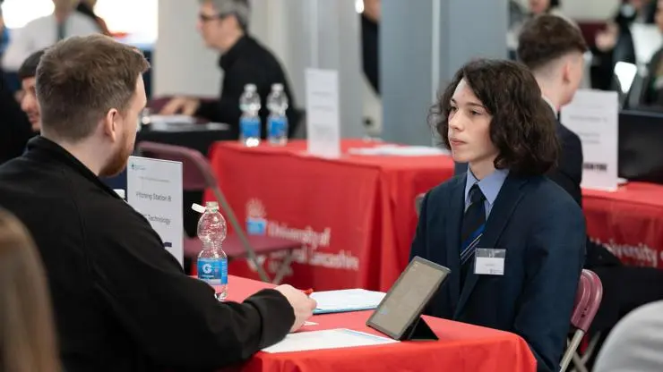 A learner talks to an employer in a speed pitching session.