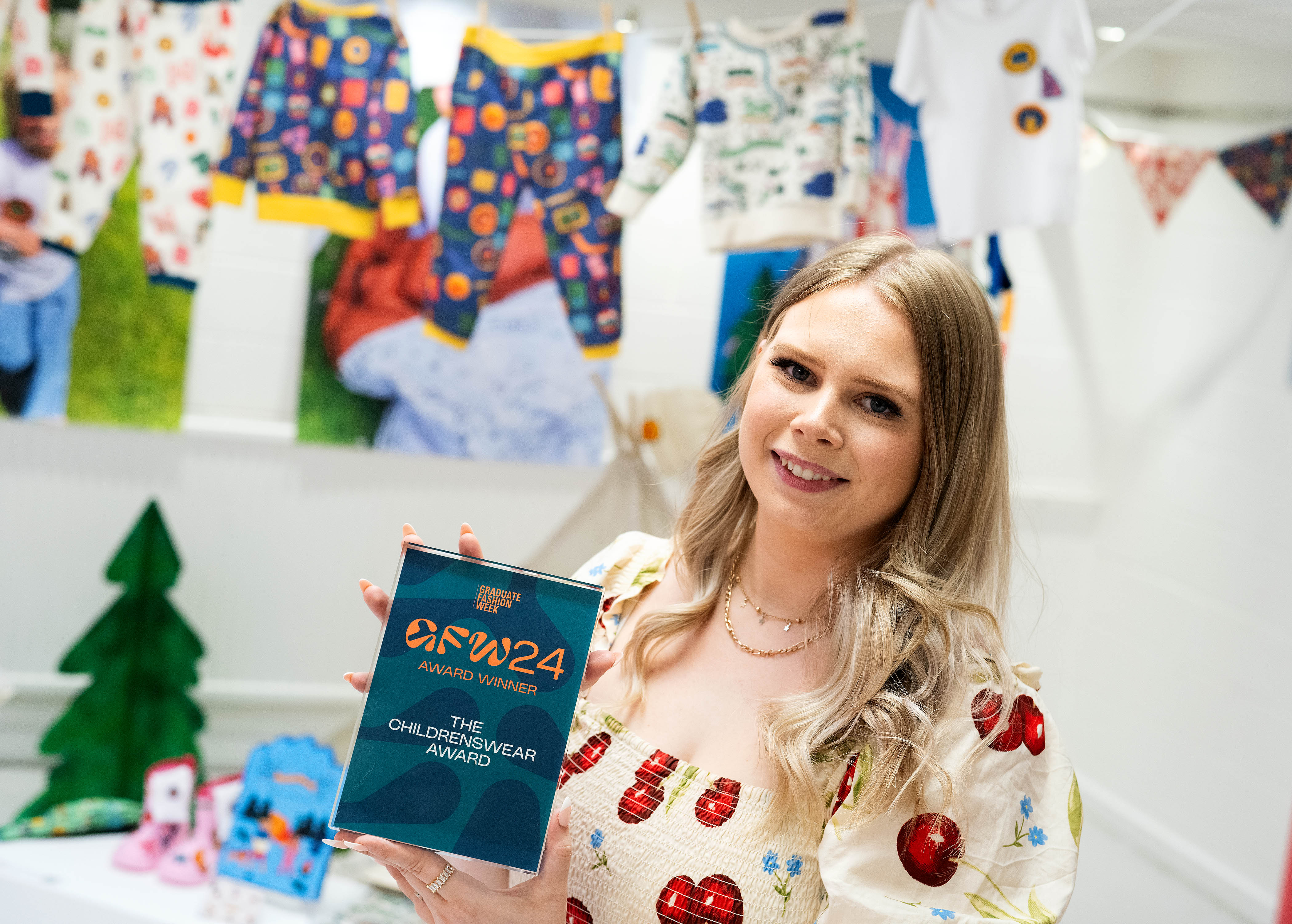 Image of Jasmin Honeyball with her award