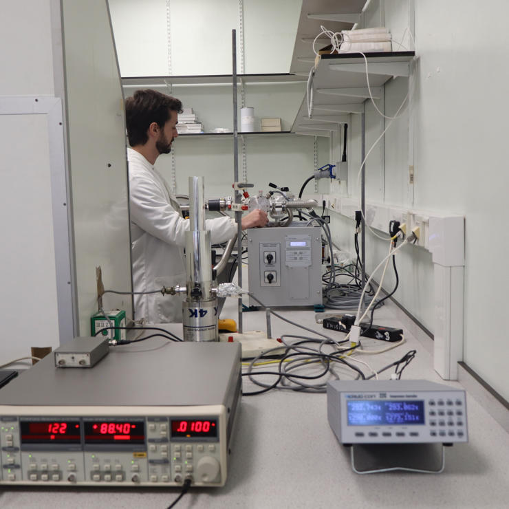 Dry cryostat with its pumping station and control electronics in the Synthetic Quantum Materials Laboratories