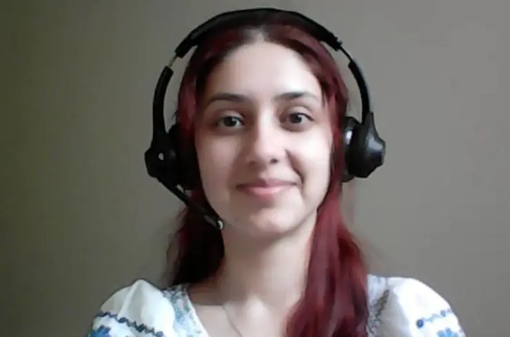 "Teacher Andy" (Andreea Diaconescu teaching online)