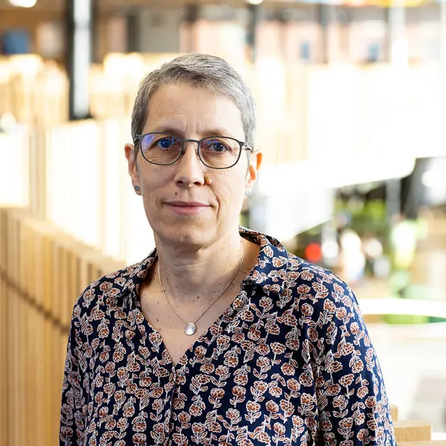 Headshot of Dr Jenny MacDowall