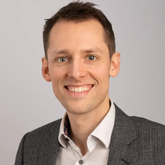 Headshot of Dr Joshua Lauder