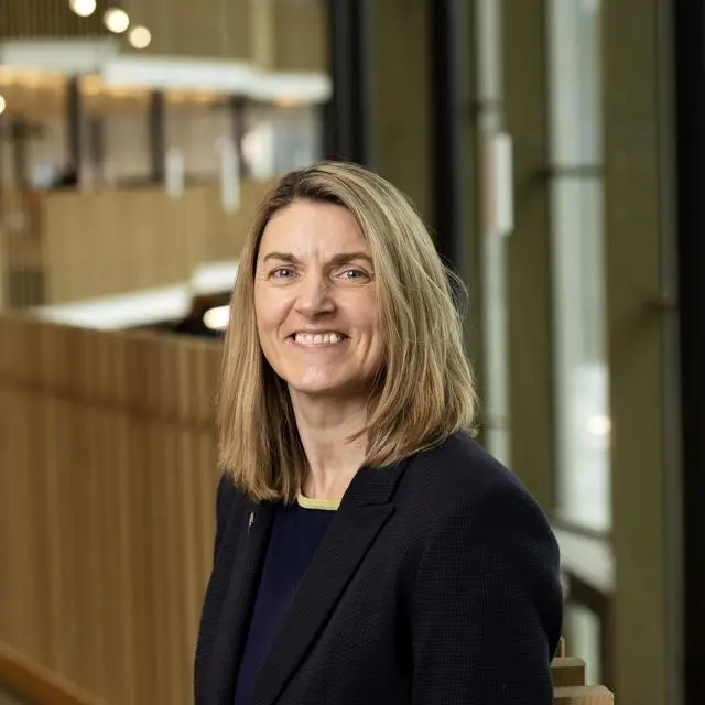 Headshot of Dr Leona Trimble