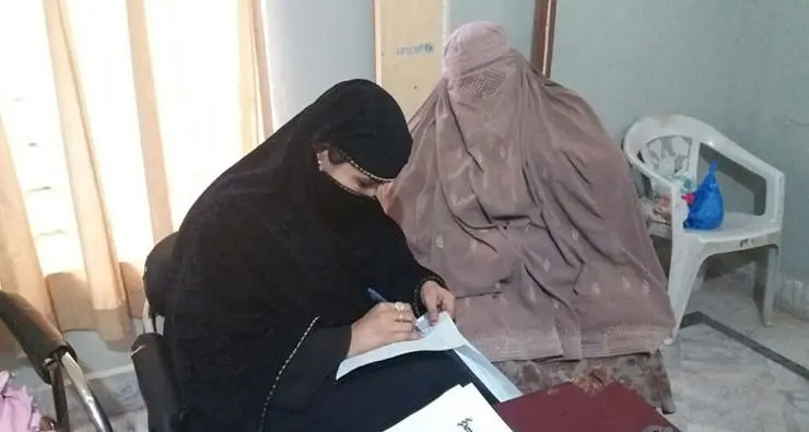 Nutritionist conducting 24-hour recall interview