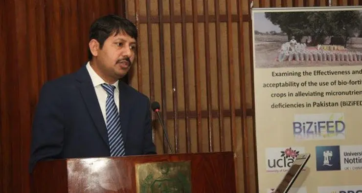 Dr Munir Zia presenting at NARC research symposium