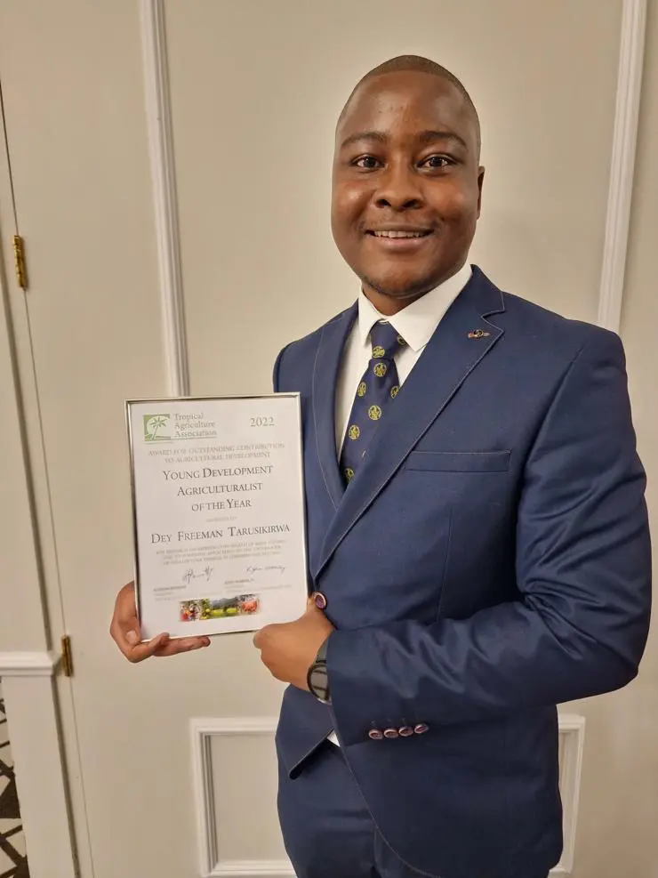 Dr Dey Tarusikirwa with his award