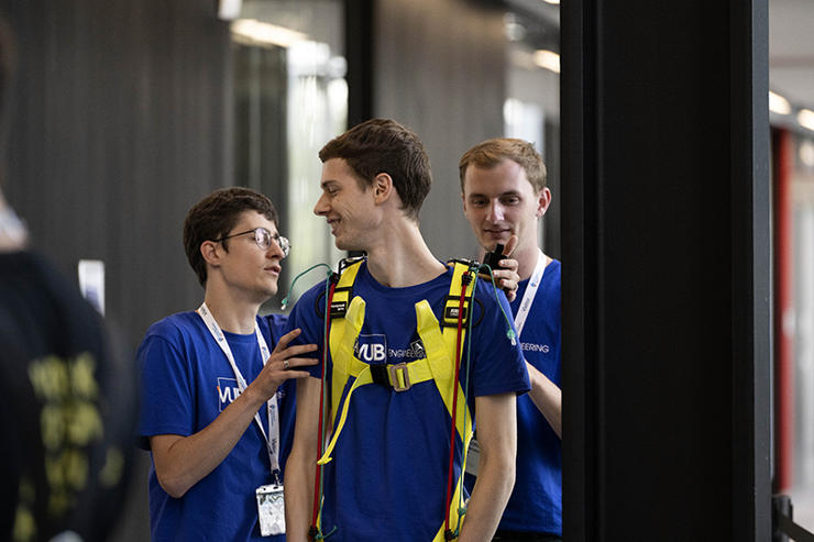 Vrije Universiteit students adjust their exoskeleton.