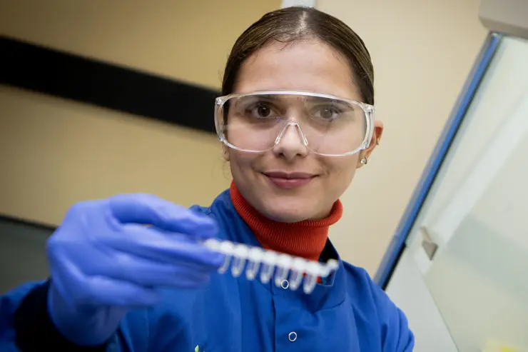 Research assistant Mariana Moreira checking the test