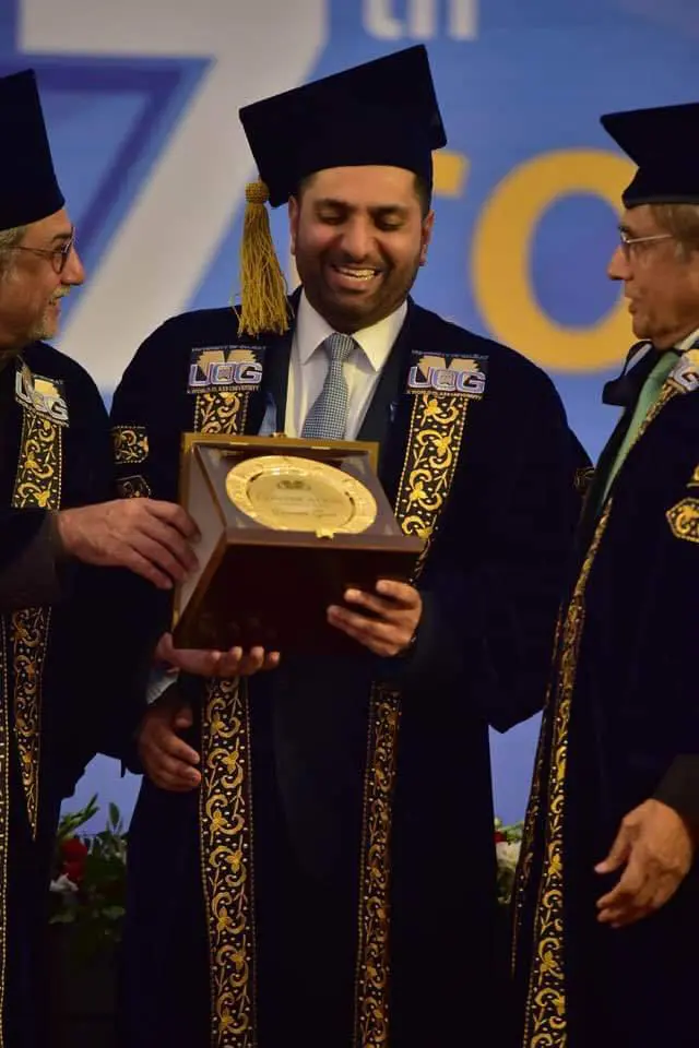 news-Lord Wajid Khan receiving his Honorary Doctorate from the University of Gujrat (1)