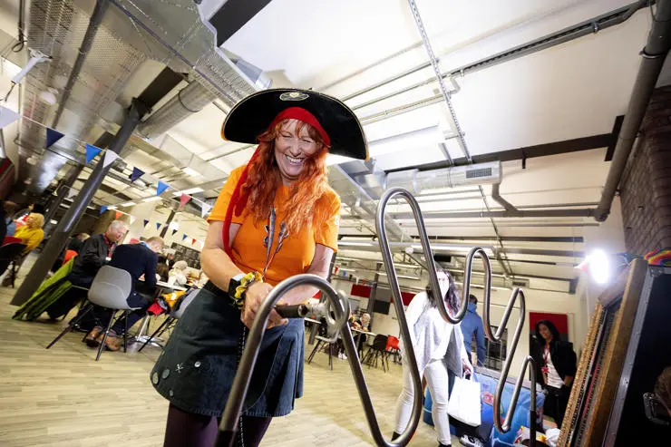 A member of the Welcome Week team playing with a buzz machine